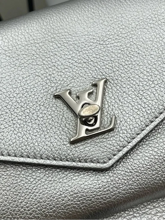 Louis Vuitton | Lockme Collection Silver Chain Bag | Microchip Version - Picture 9 of 11